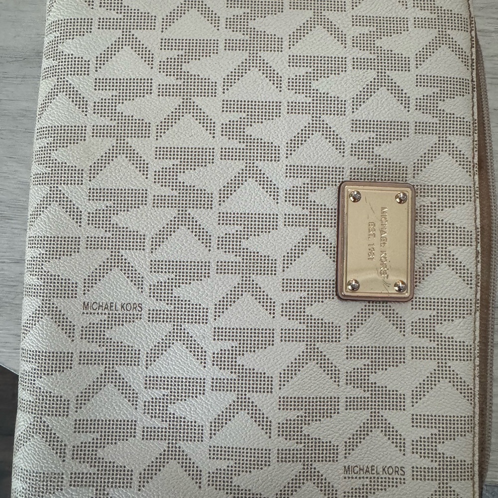Michael Kors Ipad Case Fit A 9th Generation Ipad Or An 11" Ipad Pro First